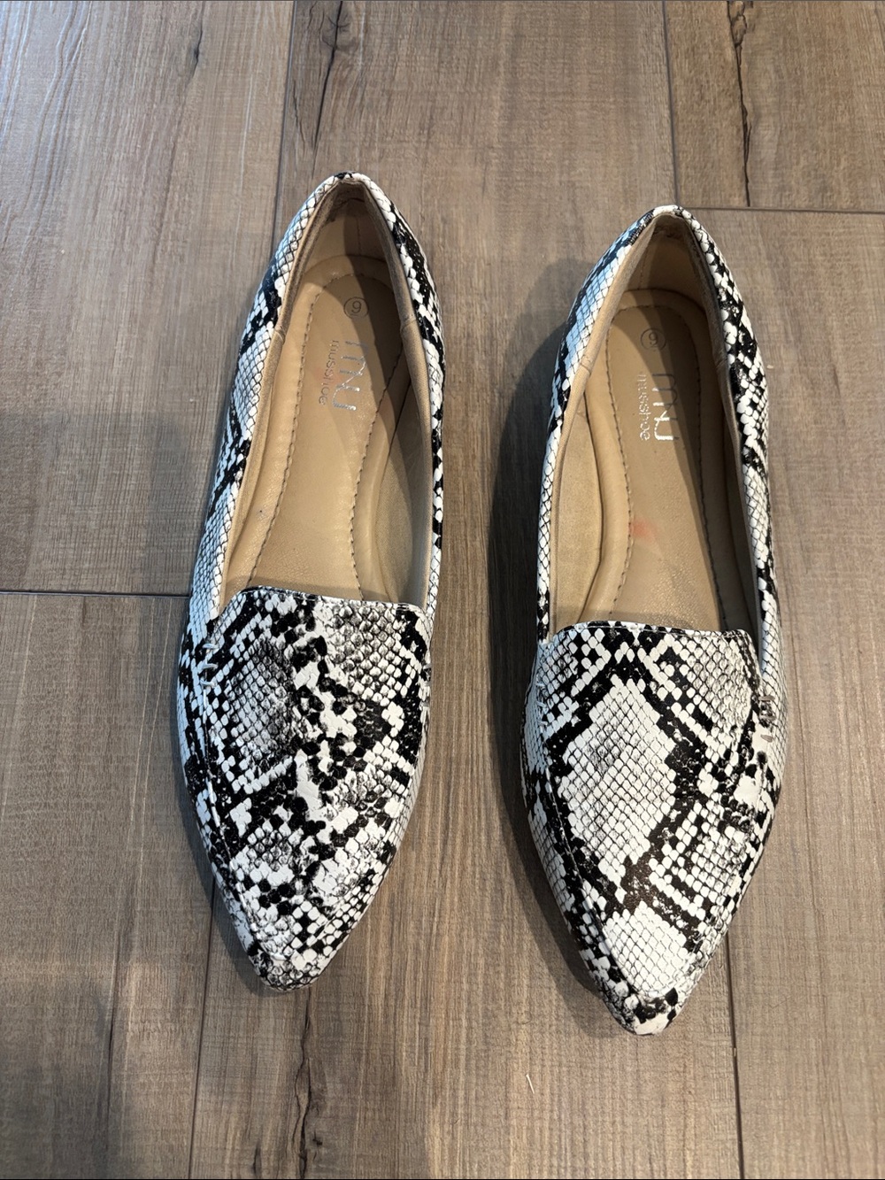 Musshoe women Pointed Toe Snake-Print Flats - Black & White Size 9